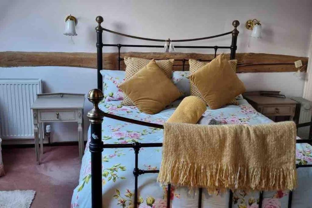 Stunning Barn Conversion Ideal For Large Families Bildeston エクステリア 写真