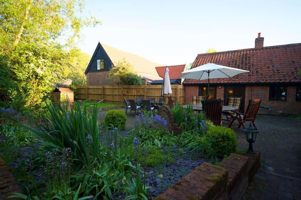 Stunning Barn Conversion Ideal For Large Families Bildeston エクステリア 写真