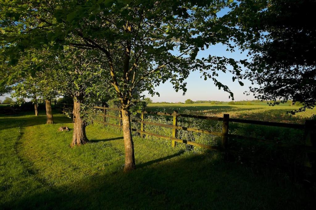 Stunning Barn Conversion Ideal For Large Families Bildeston エクステリア 写真